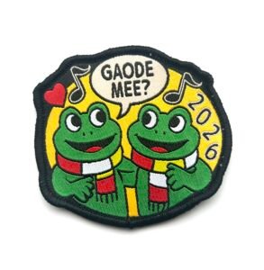 Gaode mee 2026 Oeteldonk jaarembleem met twee kikkers arm om arm van 7 x 6 cm op carnavalsjas