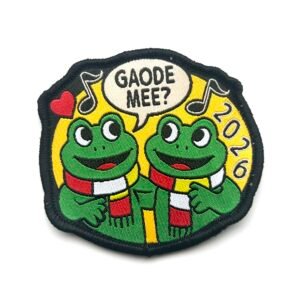 Gaode mee 2026 Oeteldonk jaarembleem met twee kikkers arm om arm van 7 x 6 cm op carnavalsjas