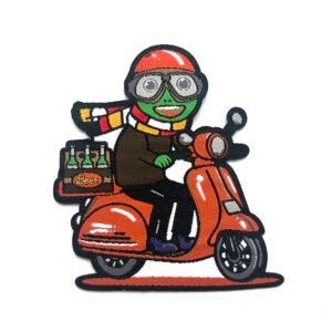 Scooter kikker Oeteldonk embleem met kikker met helm op rode scooter van 10 x 7 cm op carnavalsjas