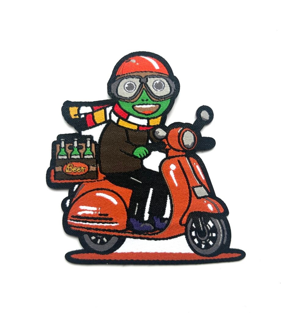 Scooter kikker Oeteldonk embleem met kikker met helm op rode scooter van 10 x 7 cm op carnavalsjas