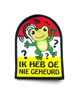 Ik heb oe nie geheurd Oeteldonk embleem met kikker met gehoorapparaat van 10 x 7 cm op carnavalsjas