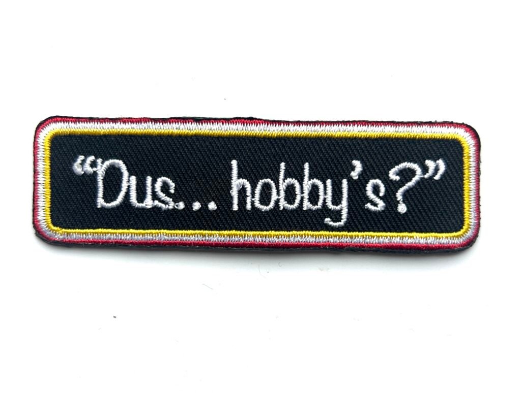 Dus hobby’s? Oeteldonk quote embleem van 8 x 2,2 cm op carnavalsjas