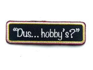 Dus hobby’s? Oeteldonk quote embleem van 8 x 2,2 cm op carnavalsjas