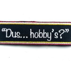 Dus hobby’s? Oeteldonk quote embleem van 8 x 2,2 cm op carnavalsjas