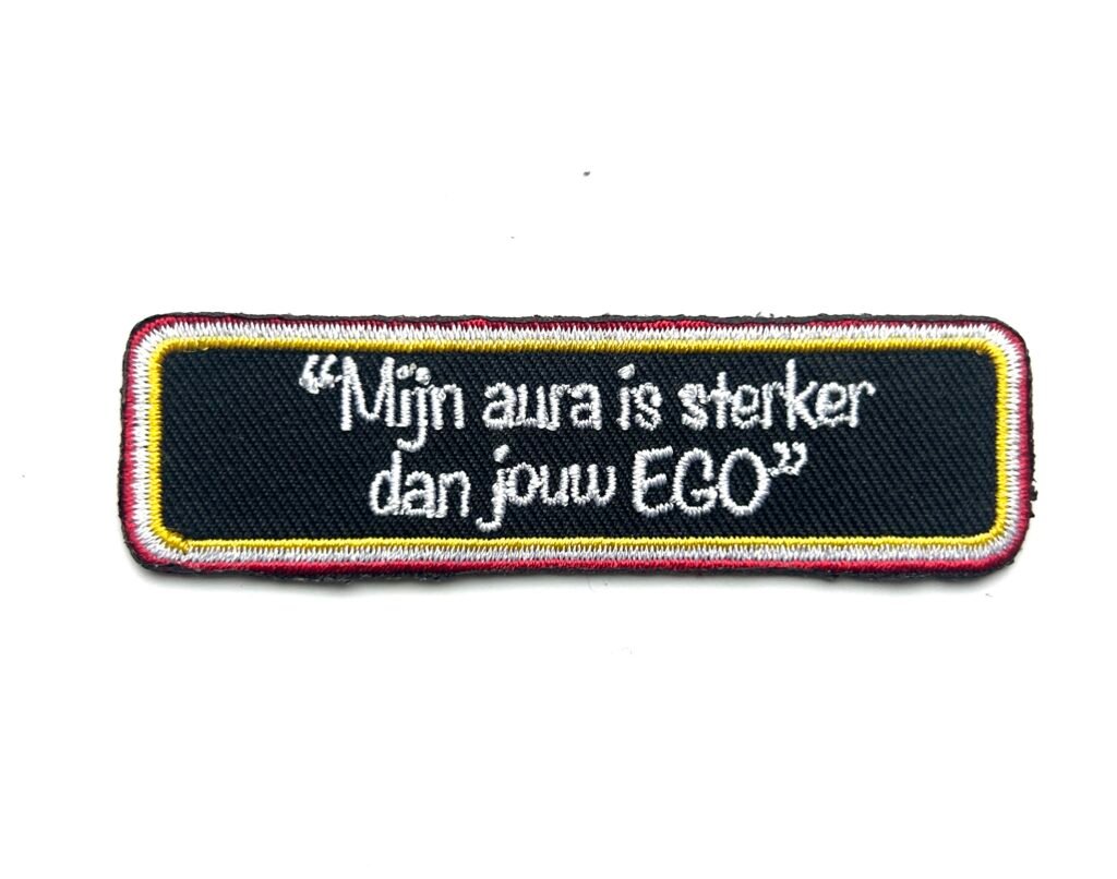 Mijn aura is groter dan jouw ego Oeteldonk embleem van 8 x 2,2 cm op carnavalsjas
