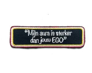 Mijn aura is groter dan jouw ego Oeteldonk embleem van 8 x 2,2 cm op carnavalsjas