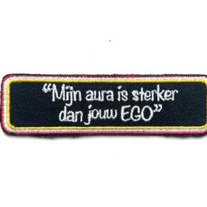 Mijn aura is groter dan jouw ego Oeteldonk embleem van 8 x 2,2 cm op carnavalsjas