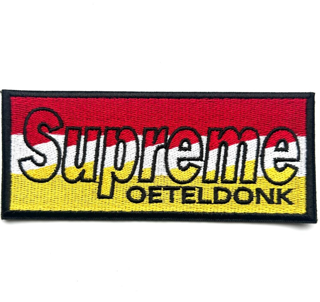 Supreme Oeteldonk embleem van 12 x 5 cm op carnavalsjas