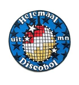 Helemaal uit mijn discobol Oeteldonk embleem van 8 x 8 cm