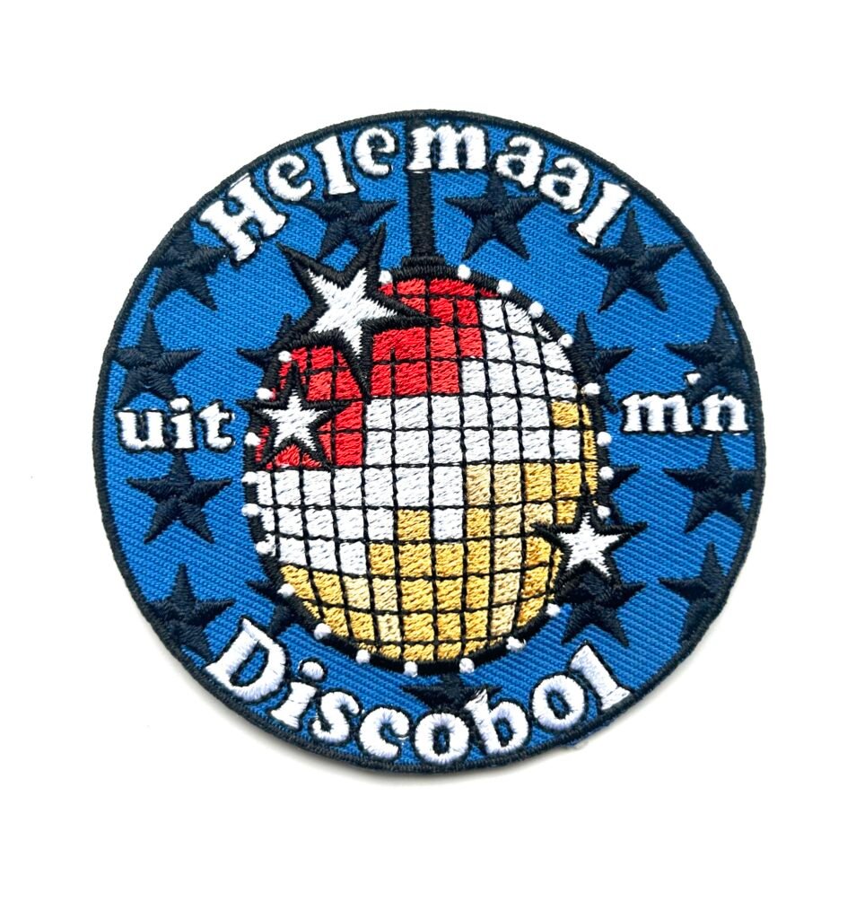 Helemaal uit mijn discobol Oeteldonk embleem van 8 x 8 cm