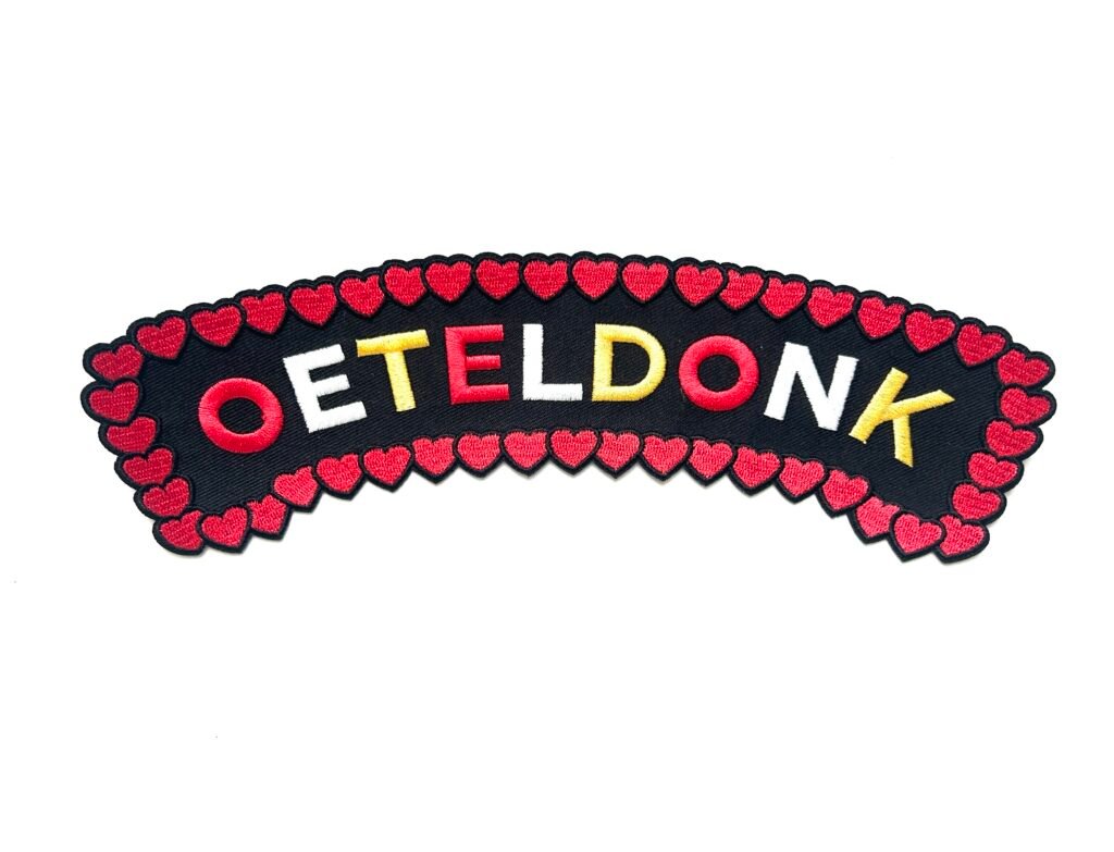 Oeteldonk hartjes rugembleem van 25 x 8 cm op carnavalsjas