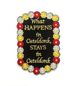 What happens in Oeteldonk stays in Oeteldonk embleem van 9 x 6 cm op carnavalsjas