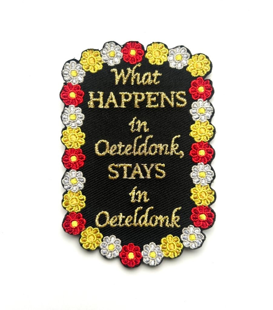What happens in Oeteldonk stays in Oeteldonk embleem van 9 x 6 cm op carnavalsjas