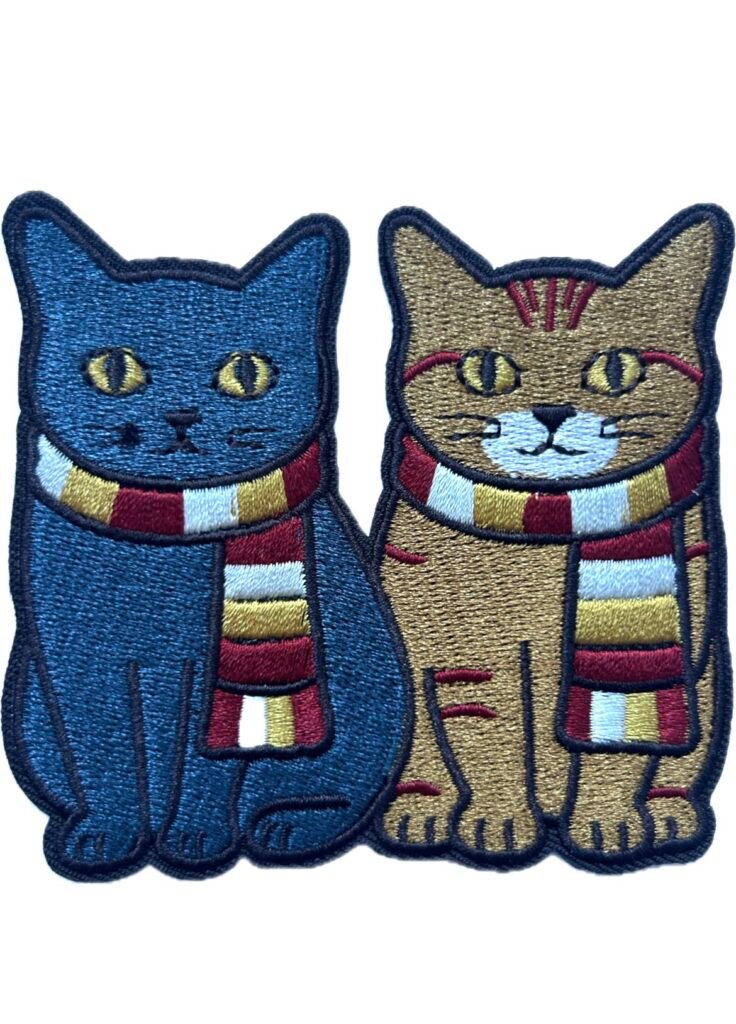 Twee katten Oeteldonk embleem van 8 x 6 cm op carnavalsjas