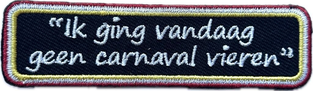 Ik ging vandaag geen carnaval vieren Oeteldonk quote embleem van 8 x 2,2 cm op carnavalsjas